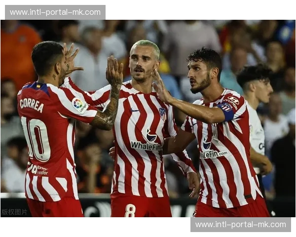 马竞对阵瓦伦西亚赛前，格里兹曼与旧友加亚在场边长时间寒暄。